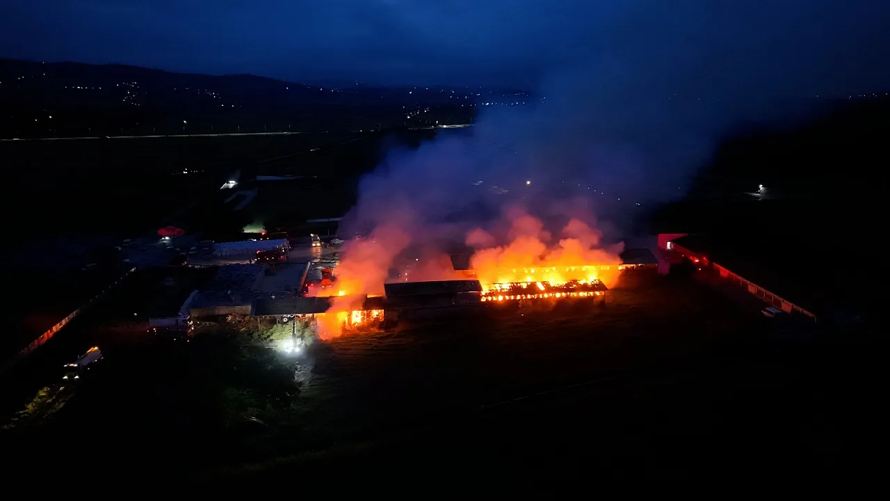 Bafra'da saman deposu alevlere teslim oldu