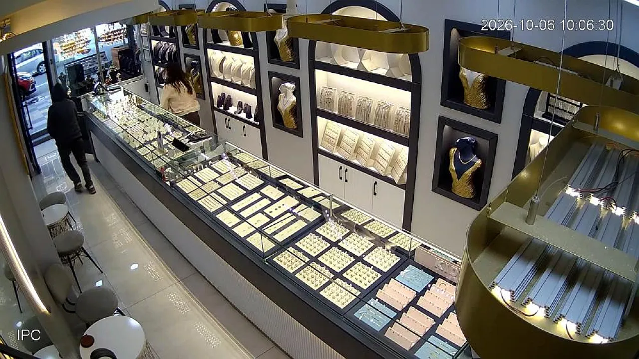 Oyuncak tabancayla kuyumcudan altın istedi, paniğe kapılıp kaçtı