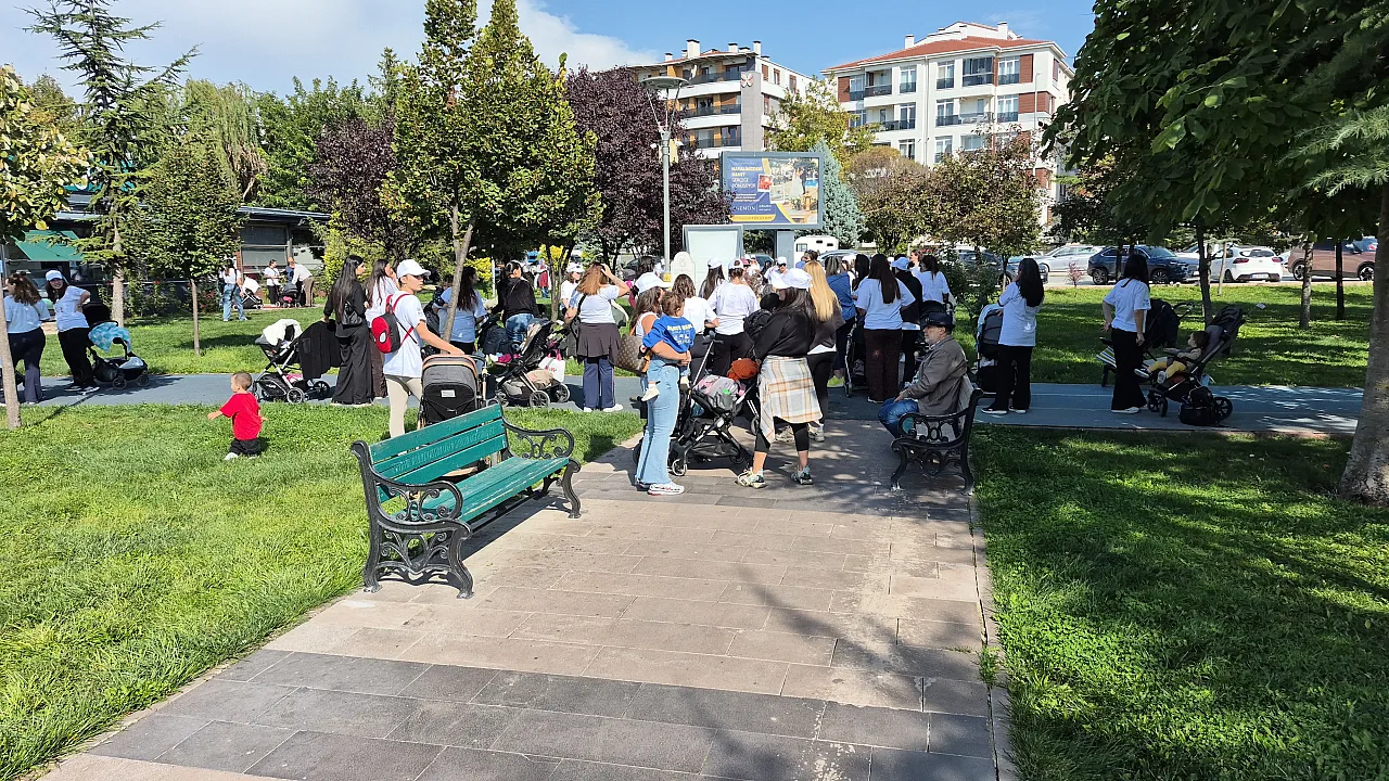 Bebekleriyle parka gelen 75 anne etkinlik yapamadan ayrıldı