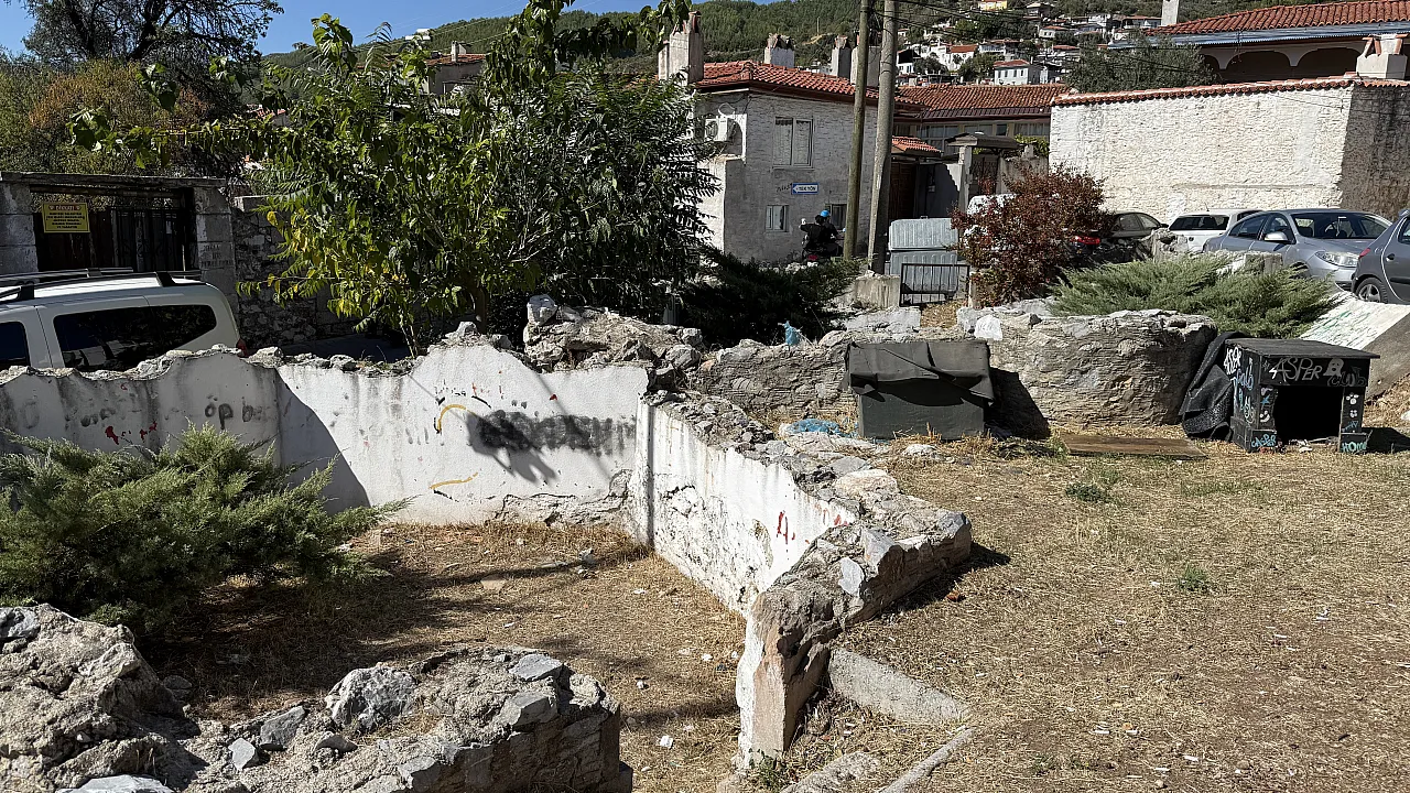 Muğla'da Üç Erenler Türbesi'nin kopyası da korunamadı