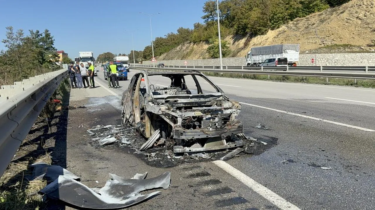 Samsun'da seyir halindeki otomobil küle döndü
