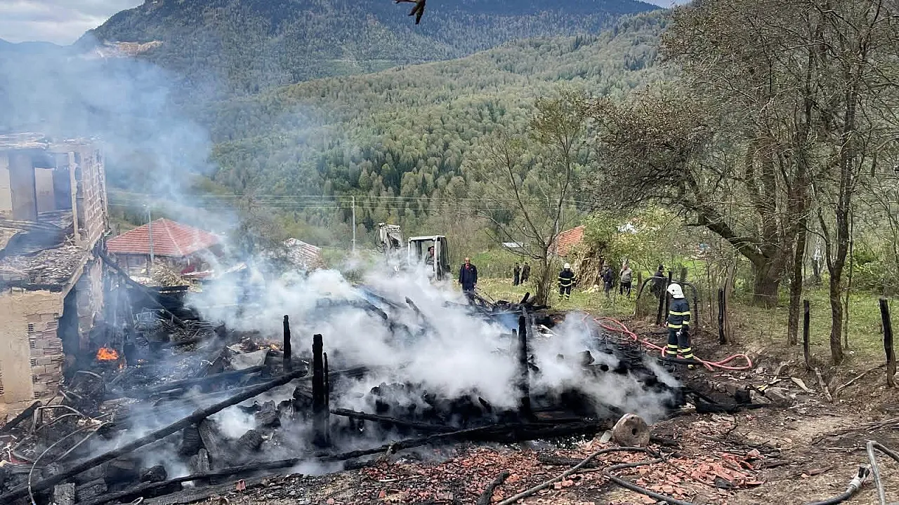 Sinop'ta ev yangını: Ev kullanılamaz hale geldi