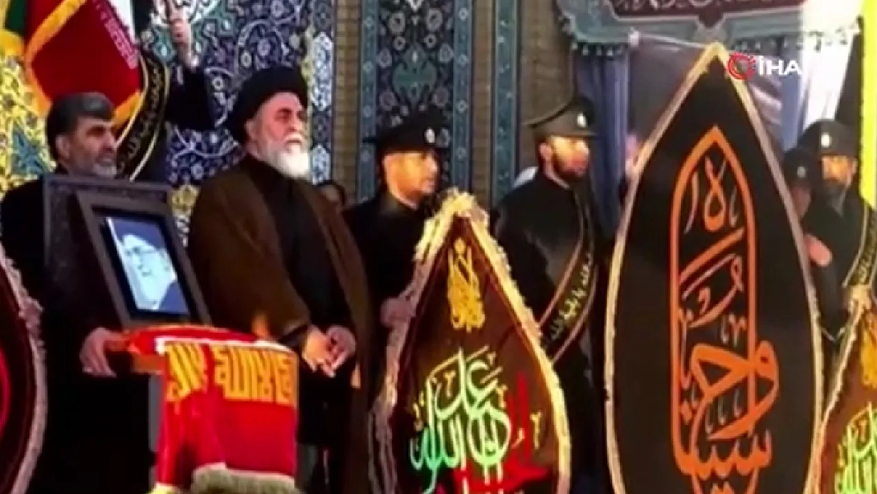 İran'da kırmızı 'intikam' bayrağı göndere çekildi