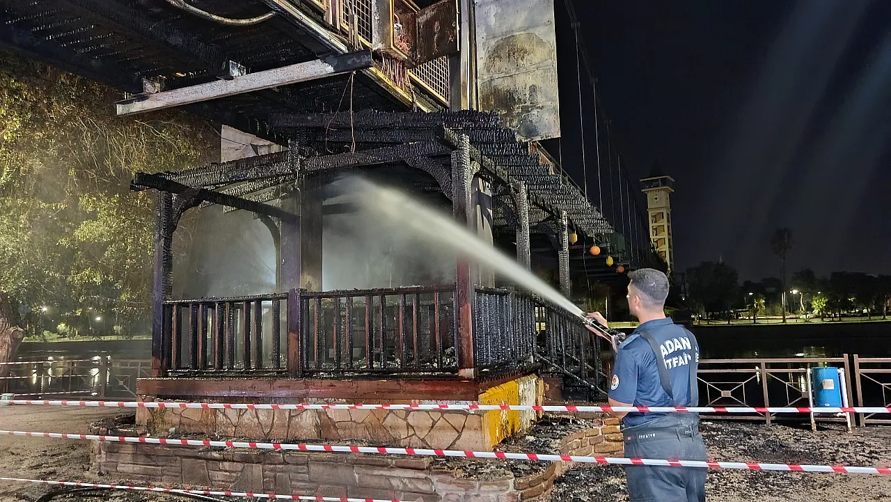 Adana'da asma köprüde yangın: 20 metrelik bölüm zarar gördü
