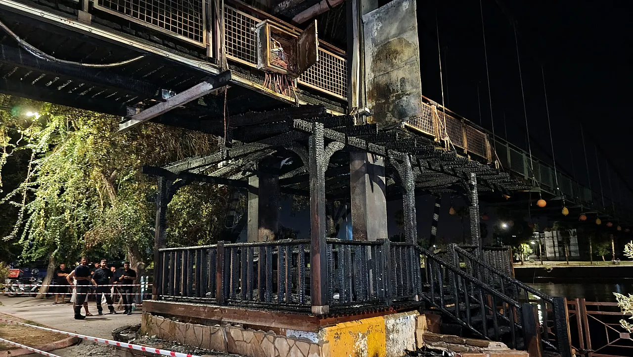 Adana'da asma köprüde yangın: 20 metrelik bölüm zarar gördü