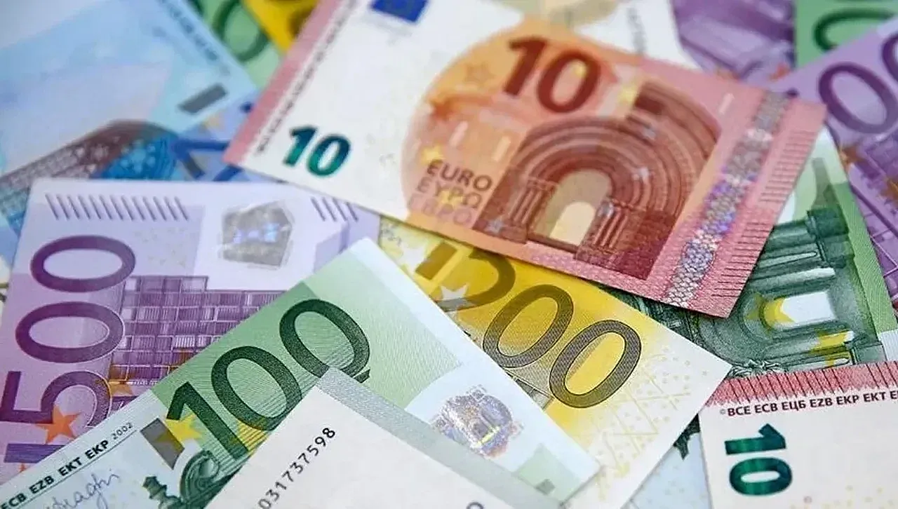 Döviz piyasasında hareketli gün: Dolar rekorunu yeniledi