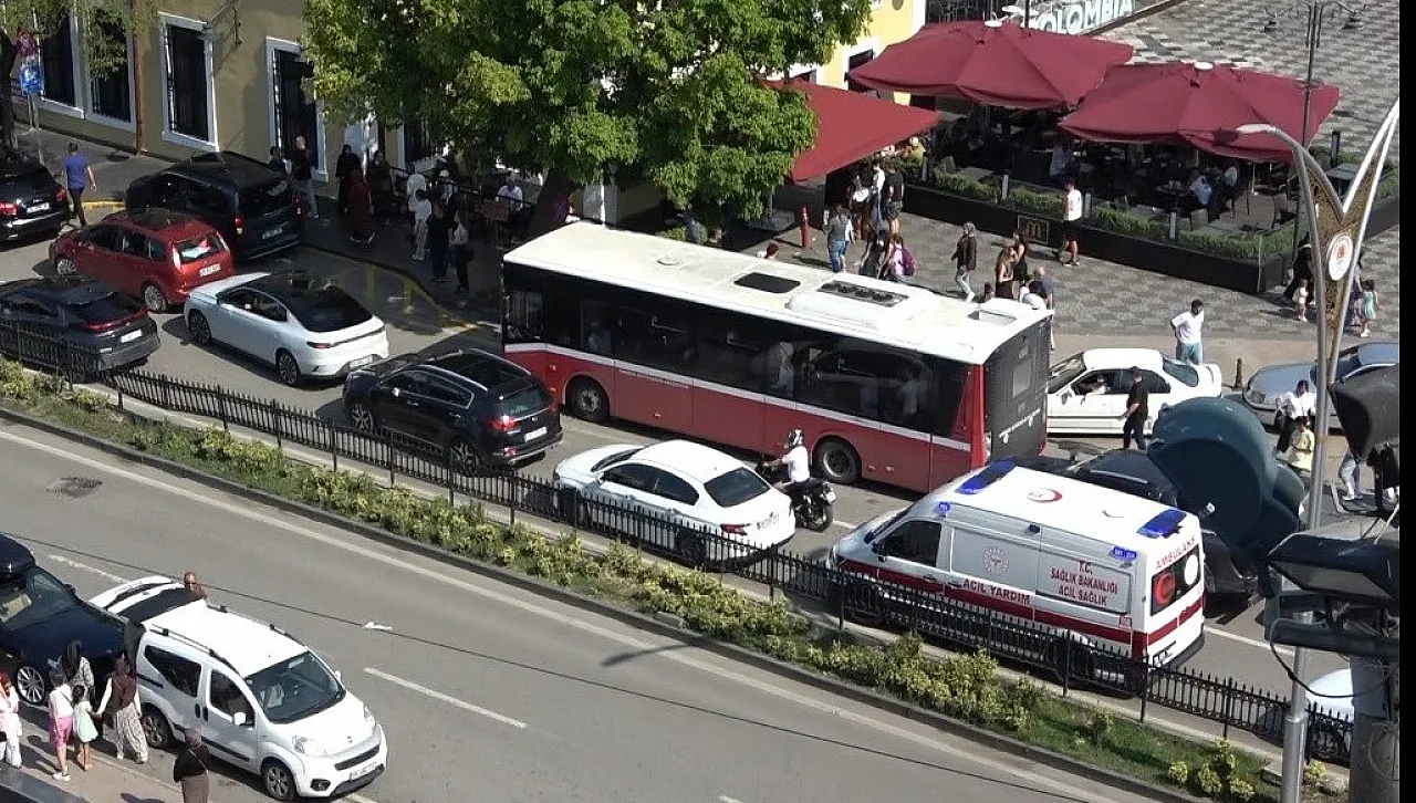 Samsun'da haftanın ilk günü trafik yoğunluğu: Kavşak kilitlendi