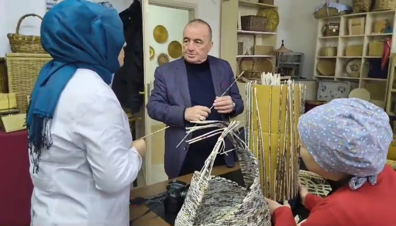 Bafra'da atık kağıtlar sanata dönüşüyor