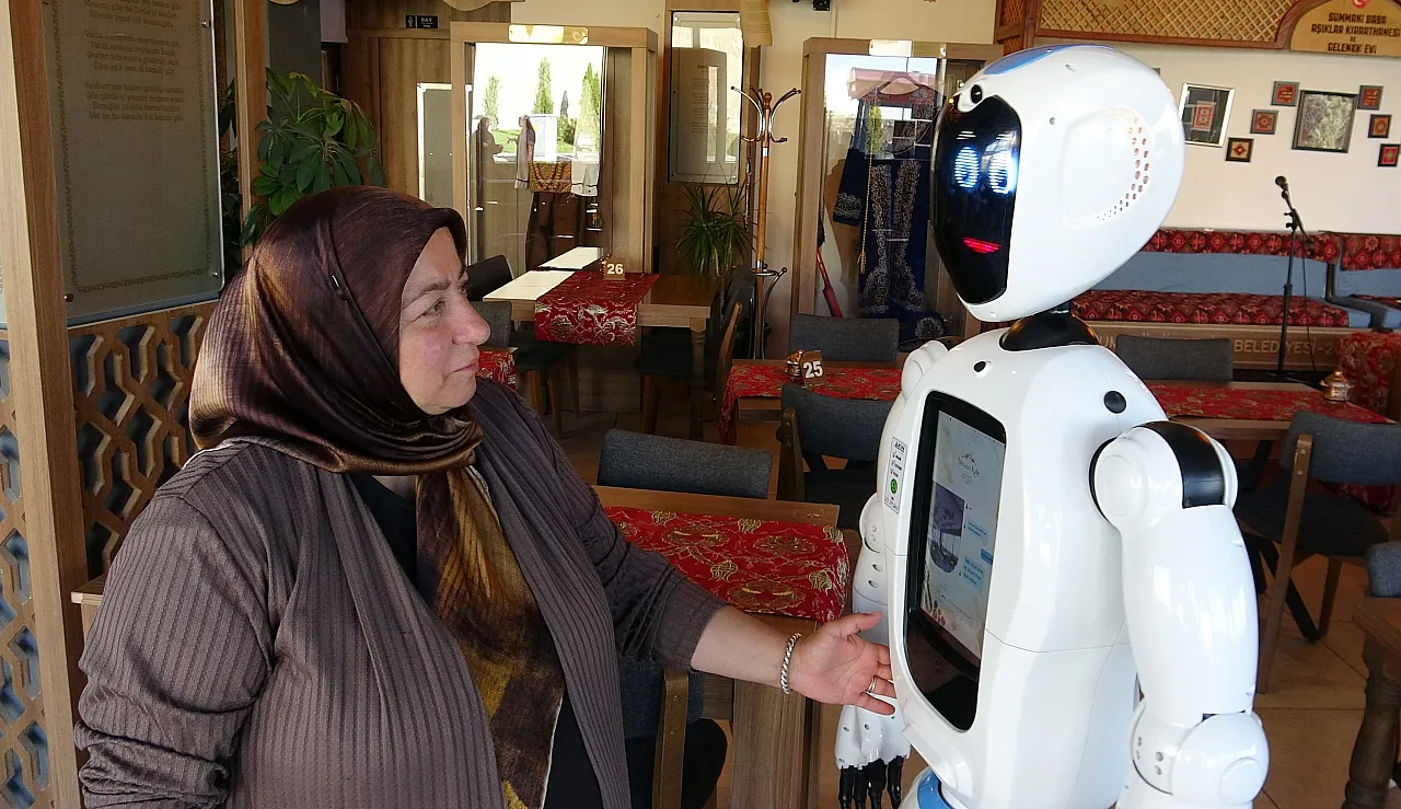 Erzurum'da robot Şukufe ilgi odağı oldu