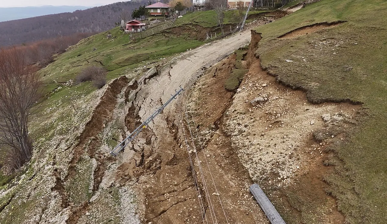 Samsun'da yayla yolunda heyelan: Ulaşım durdu, elektrik kesildi