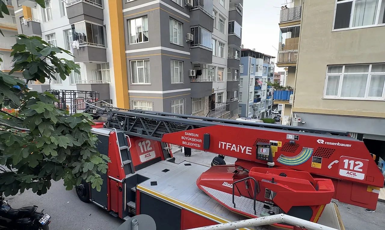 Ekipler saatlerce dil döktü: Evini yakan genç dışarı çıkmayı reddetti