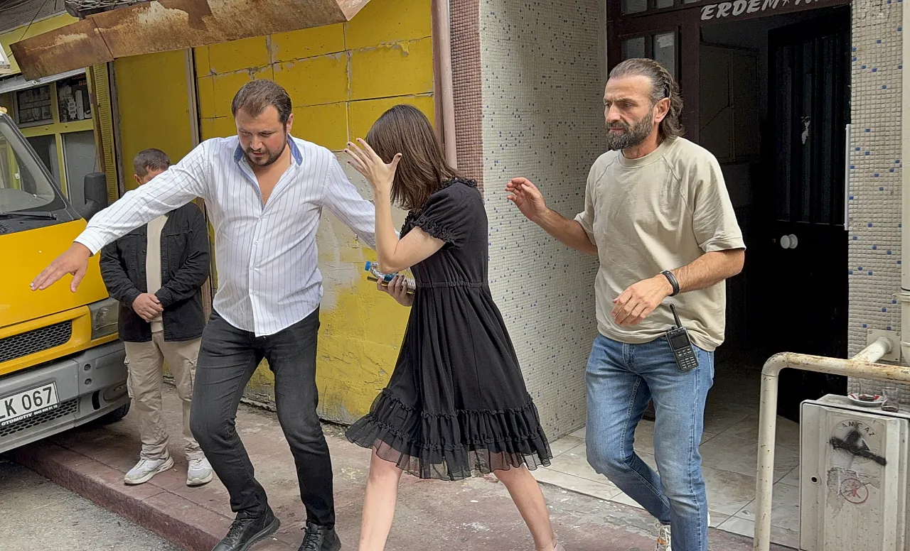 Samsun'da çatıya çıkan genç kadın ekipler tarafından indirildi