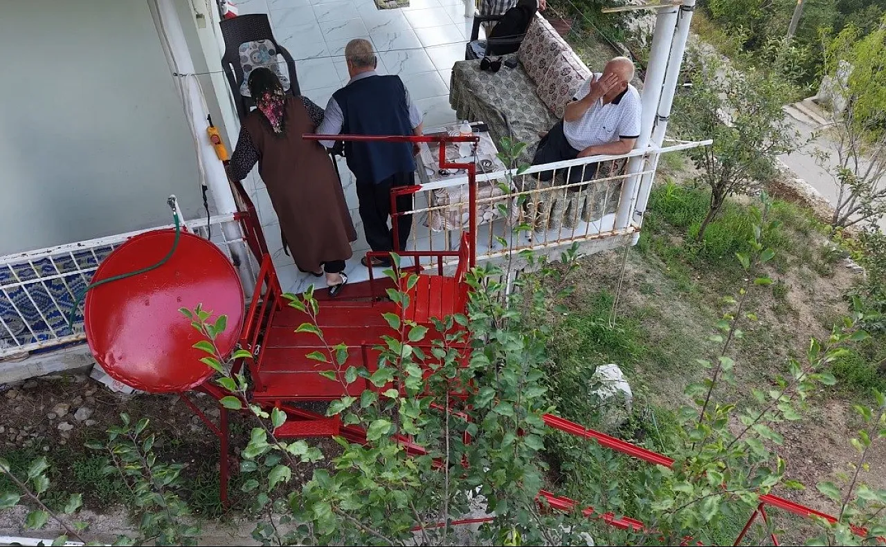 eşinin 60 basamaklık çilesine son vermek için kendi asansörünü yaptı