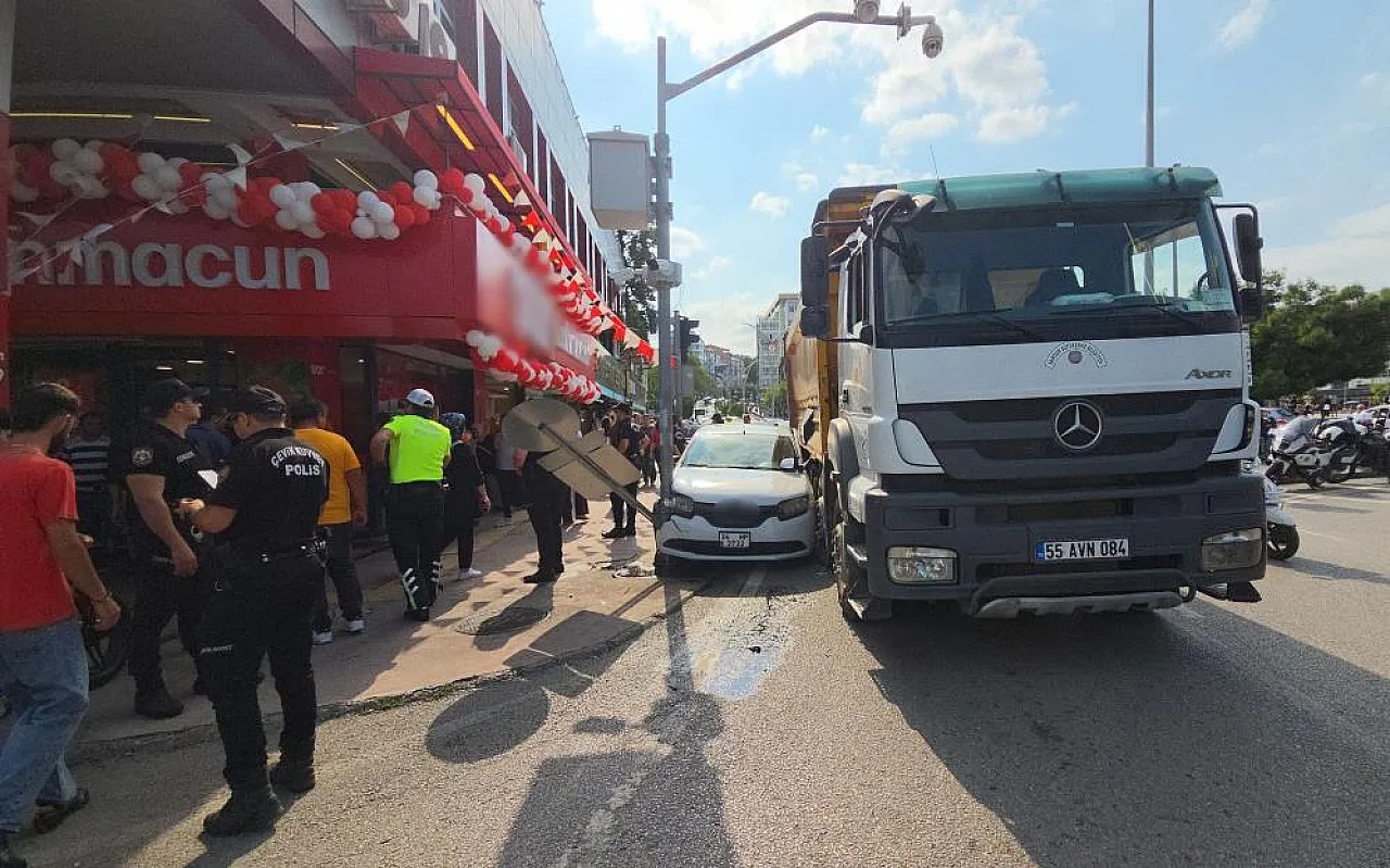 Kamyonun çarptığı otomobil direk ile kamyon arasında sıkıştı: 1 yaralı