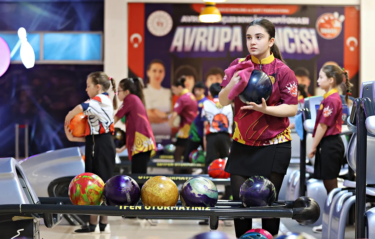 Avrupa'nın üçüncü büyük salonunda gençler şampiyonluğa koşuyor