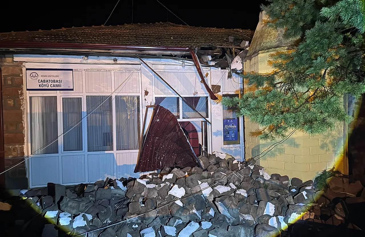 Kırıkkale'de fırtına cami minaresini yıktı