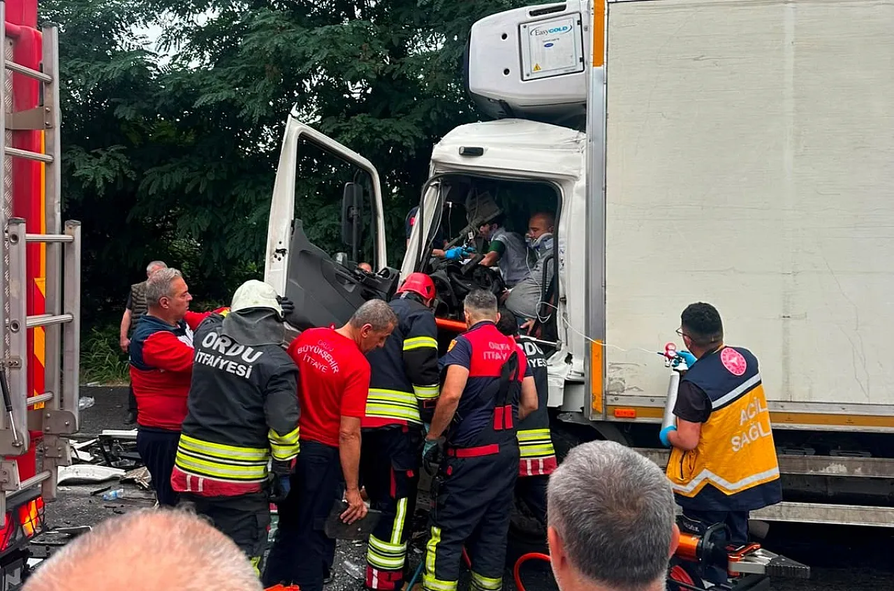 Kırmızı ışıkta bekleyen kamyona çarptı, 4 araç birbirine girdi