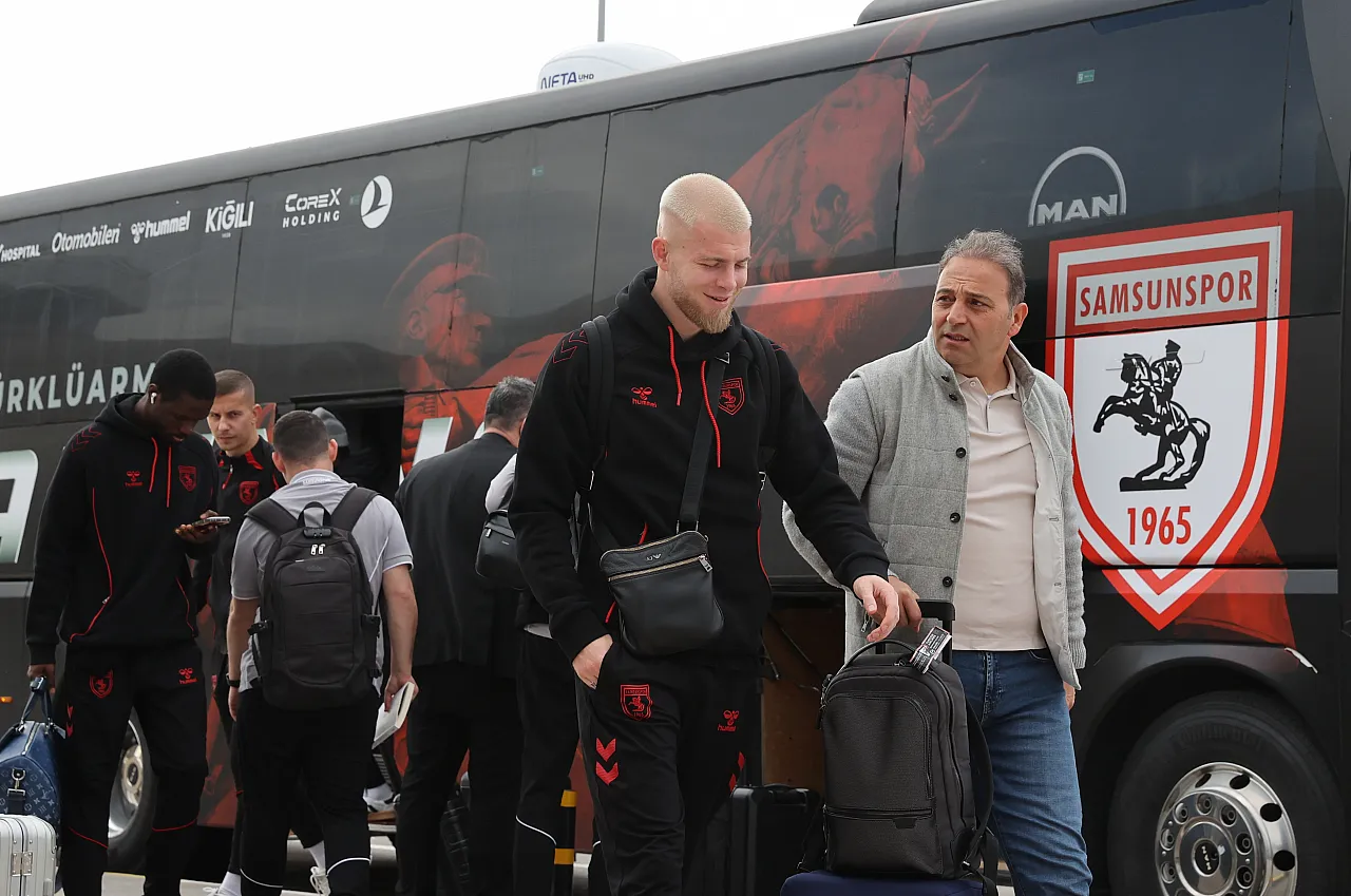 Samsunspor Üsküp'te meşaleler ile karşılandı