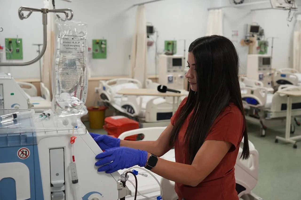 Hem Hayat Kurtarıyor, Hem Pistte Yarışıyor