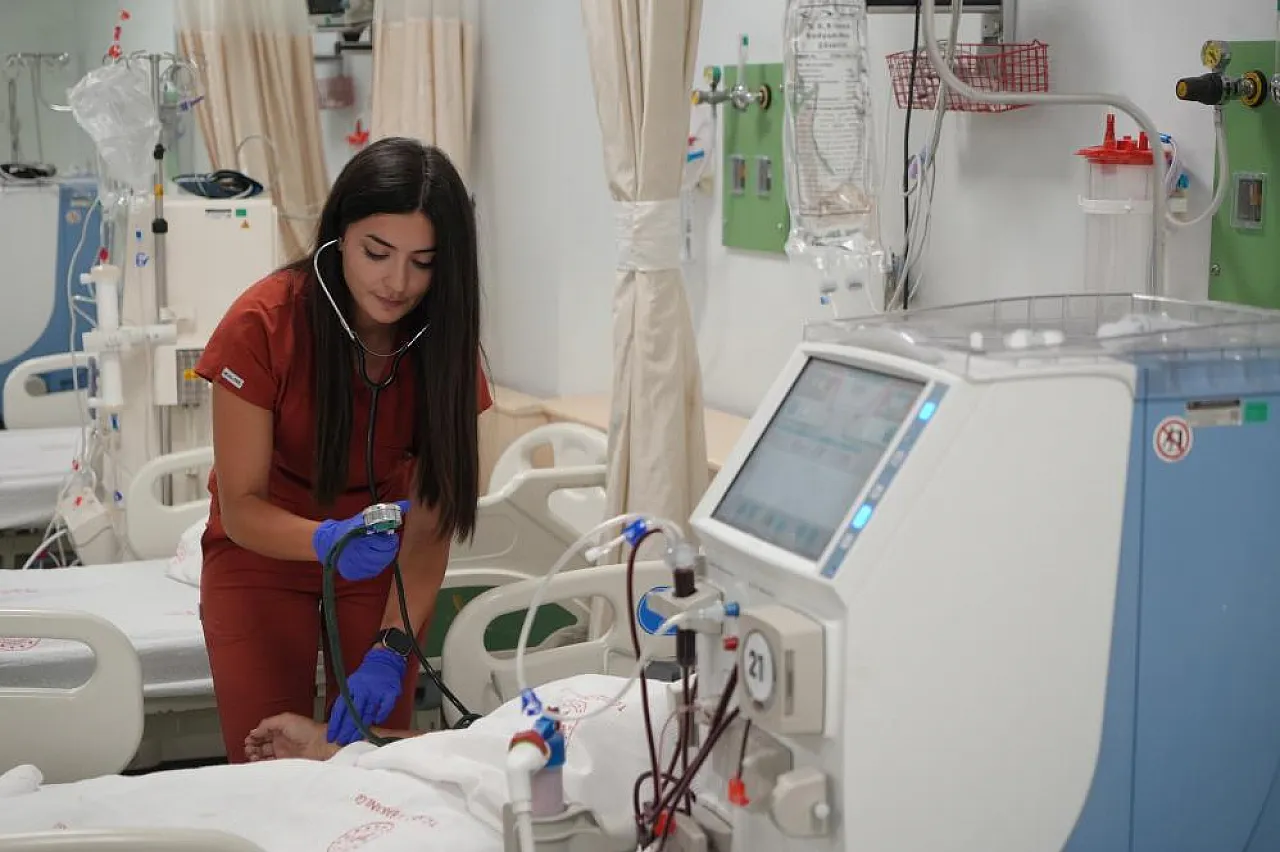 Hem Hayat Kurtarıyor, Hem Pistte Yarışıyor