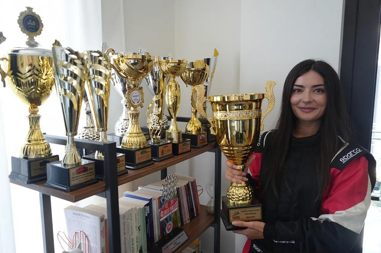 Hem Hayat Kurtarıyor, Hem Pistte Yarışıyor