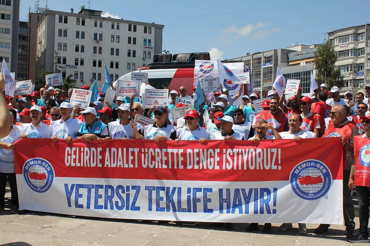 Samsun'da Memurlar Zam Teklifine Karşı Meydanda
