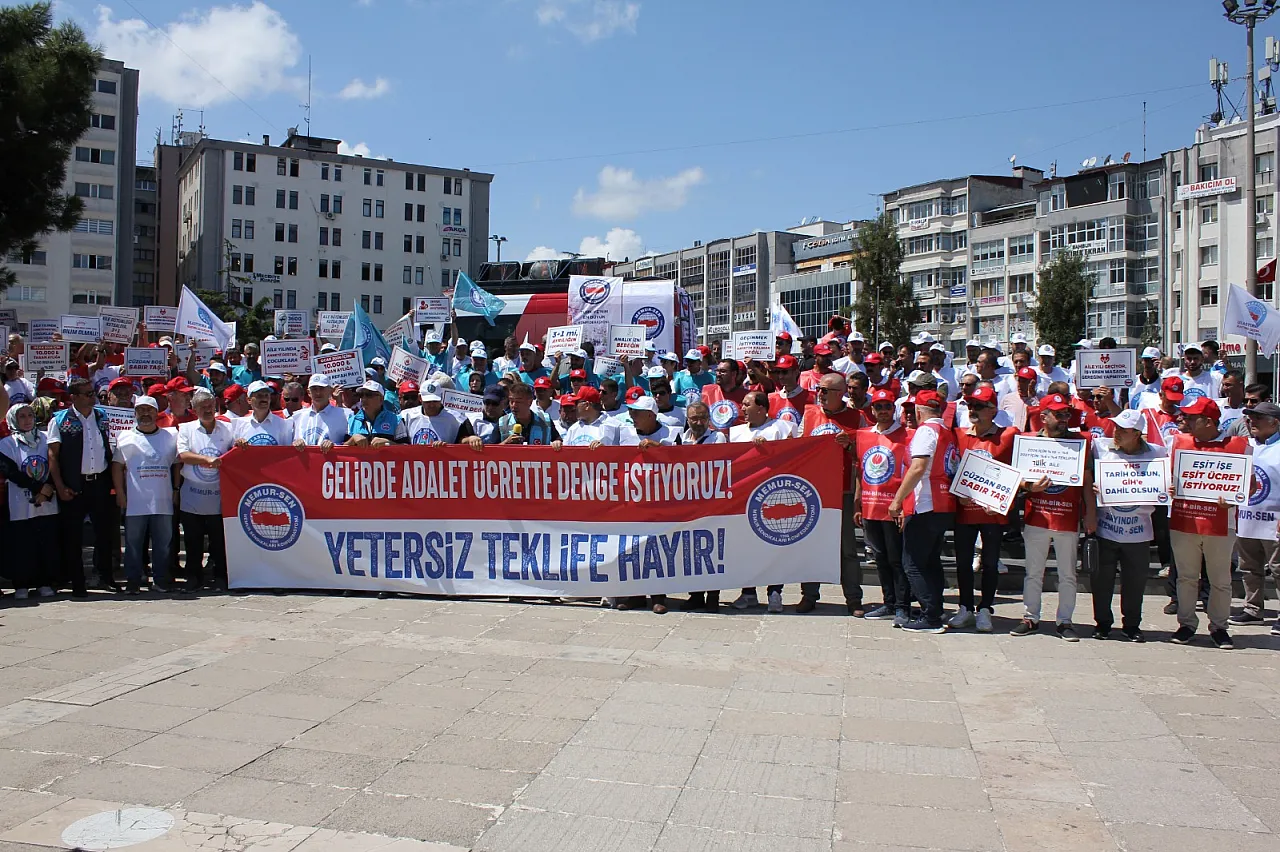 Samsun'da Memurlar Zam Teklifine Karşı Meydanda