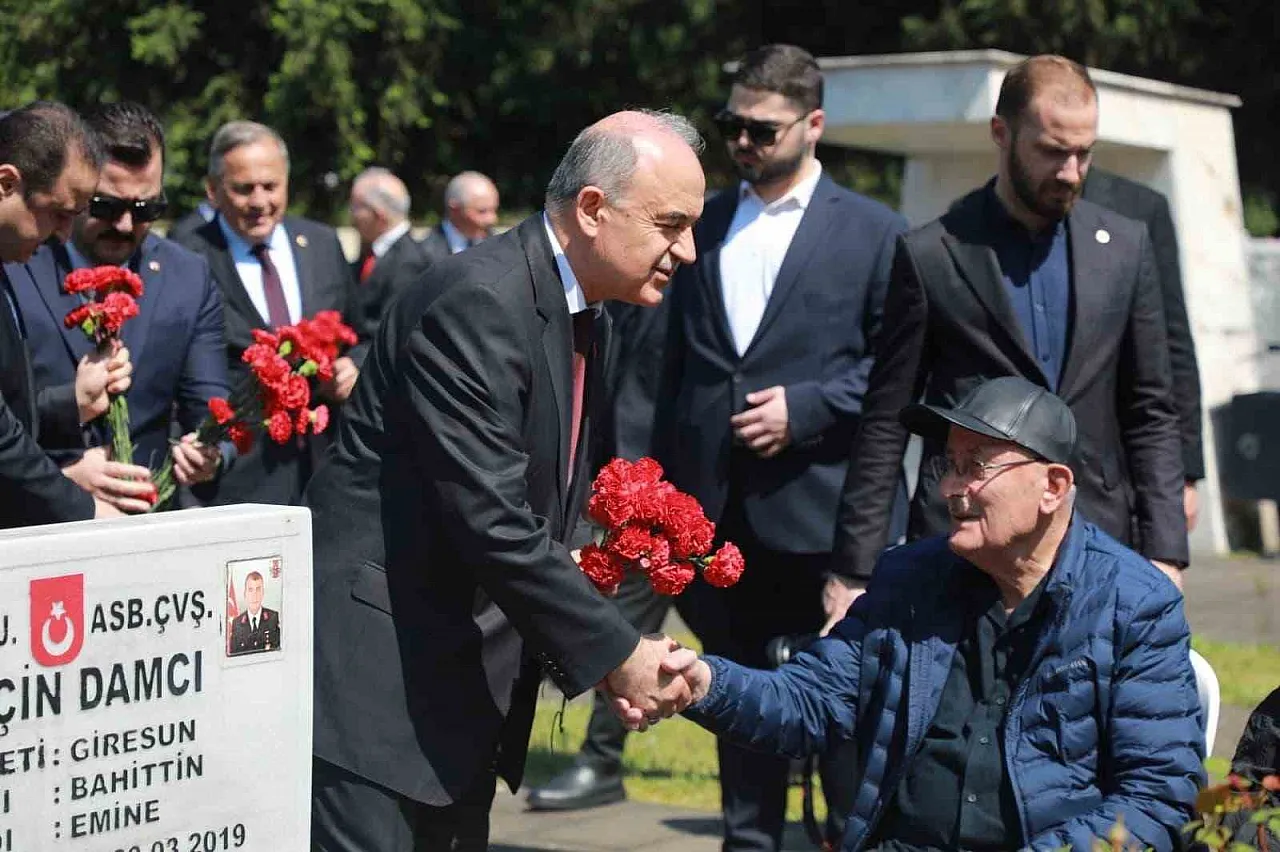 Arefe gününde şehitler dualarla yad edildi