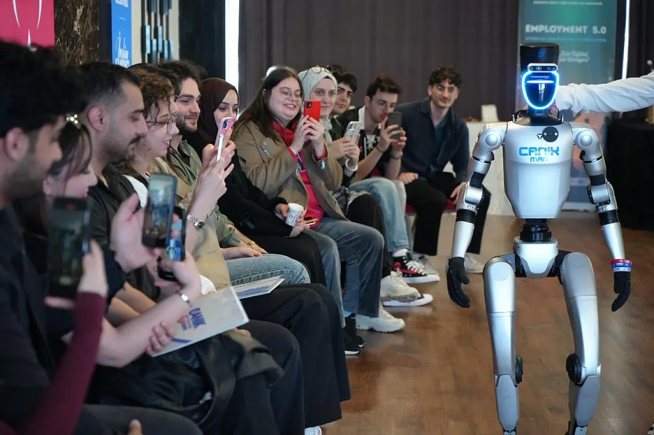 Türkiye'nin İlk Nüfusa Kayıtlı Robotu CANİKMAN öğrencilerle buluştu