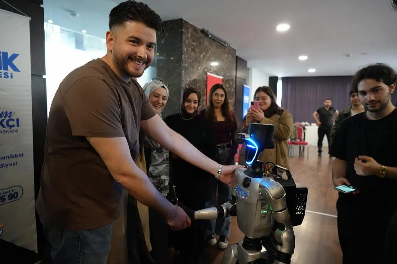 Türkiye'nin İlk Nüfusa Kayıtlı Robotu CANİKMAN öğrencilerle buluştu