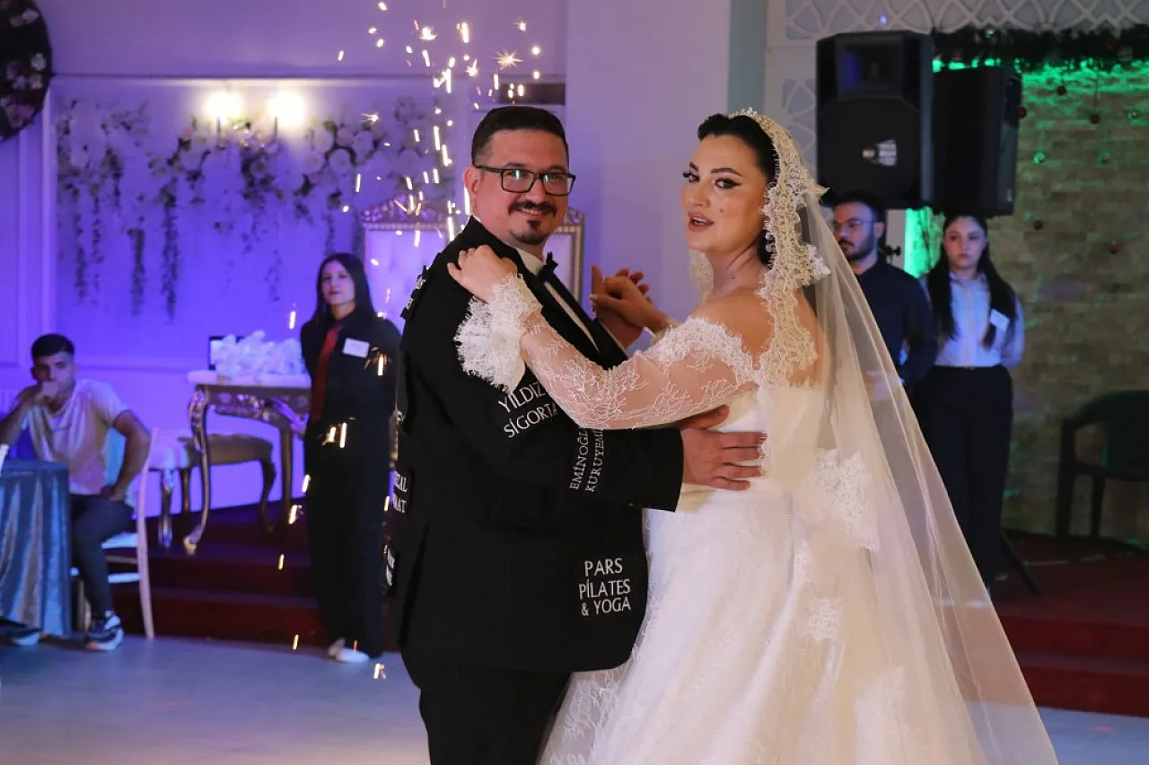Sponsorlu damatlıkla dünya evine girdiler