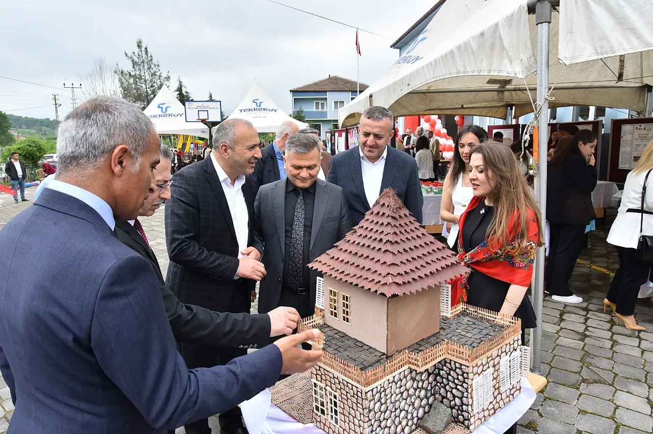 Tekkeköy'de özel öğrencilerden bilim fuarı ve anlamlı gösteri
