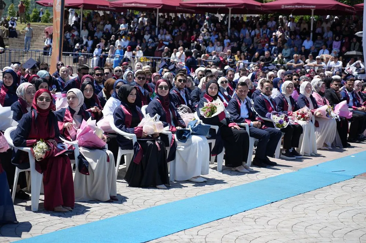 OMÜ İlahiyat Fakültesi'nde mezuniyet heyecanı
