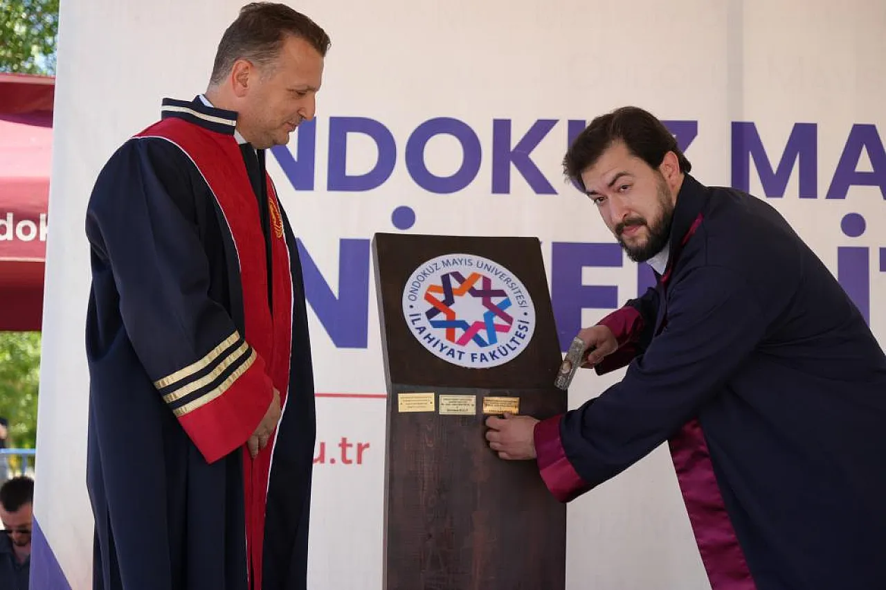 OMÜ İlahiyat Fakültesi'nde mezuniyet heyecanı