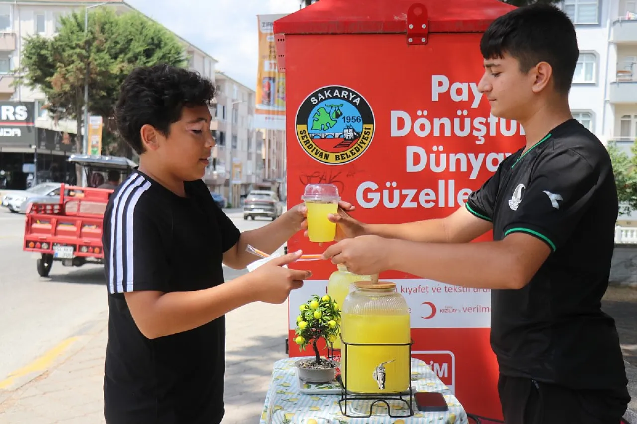14 yaşındaki Buğra limonata satarak ayda 90 bin lira kazandı