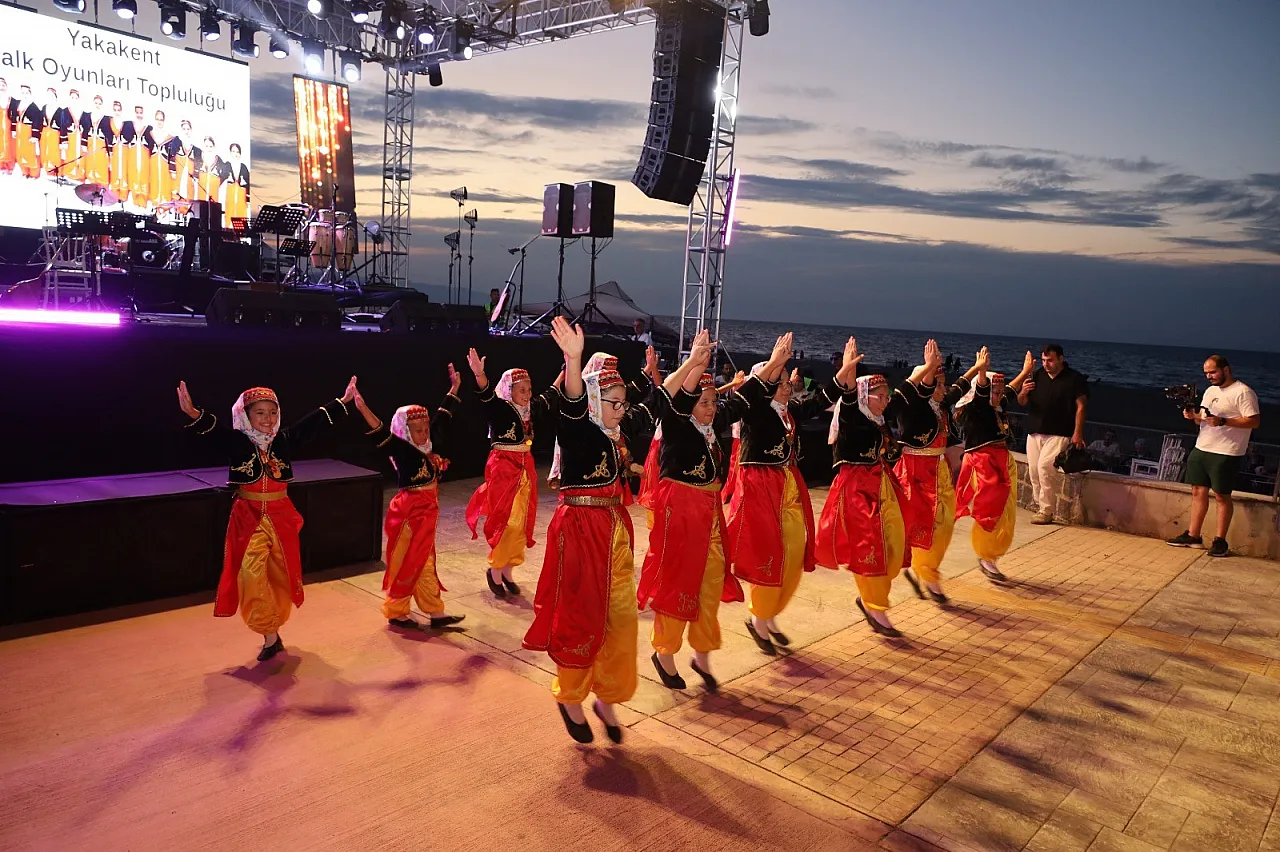 Alaçam'da Rafet El Roman rüzgarı: 25 bin kişi konser alanını doldurdu