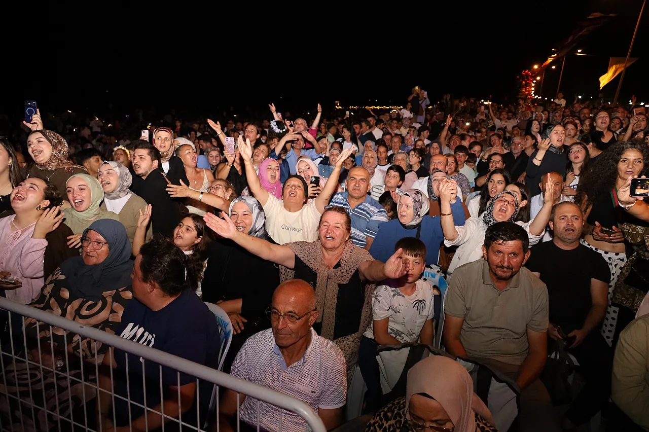 Alaçam'da Rafet El Roman rüzgarı: 25 bin kişi konser alanını doldurdu
