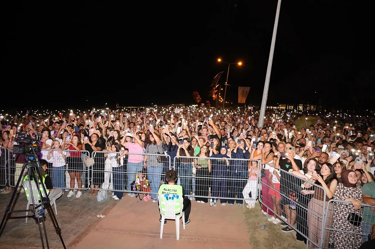 Alaçam'da Rafet El Roman rüzgarı: 25 bin kişi konser alanını doldurdu