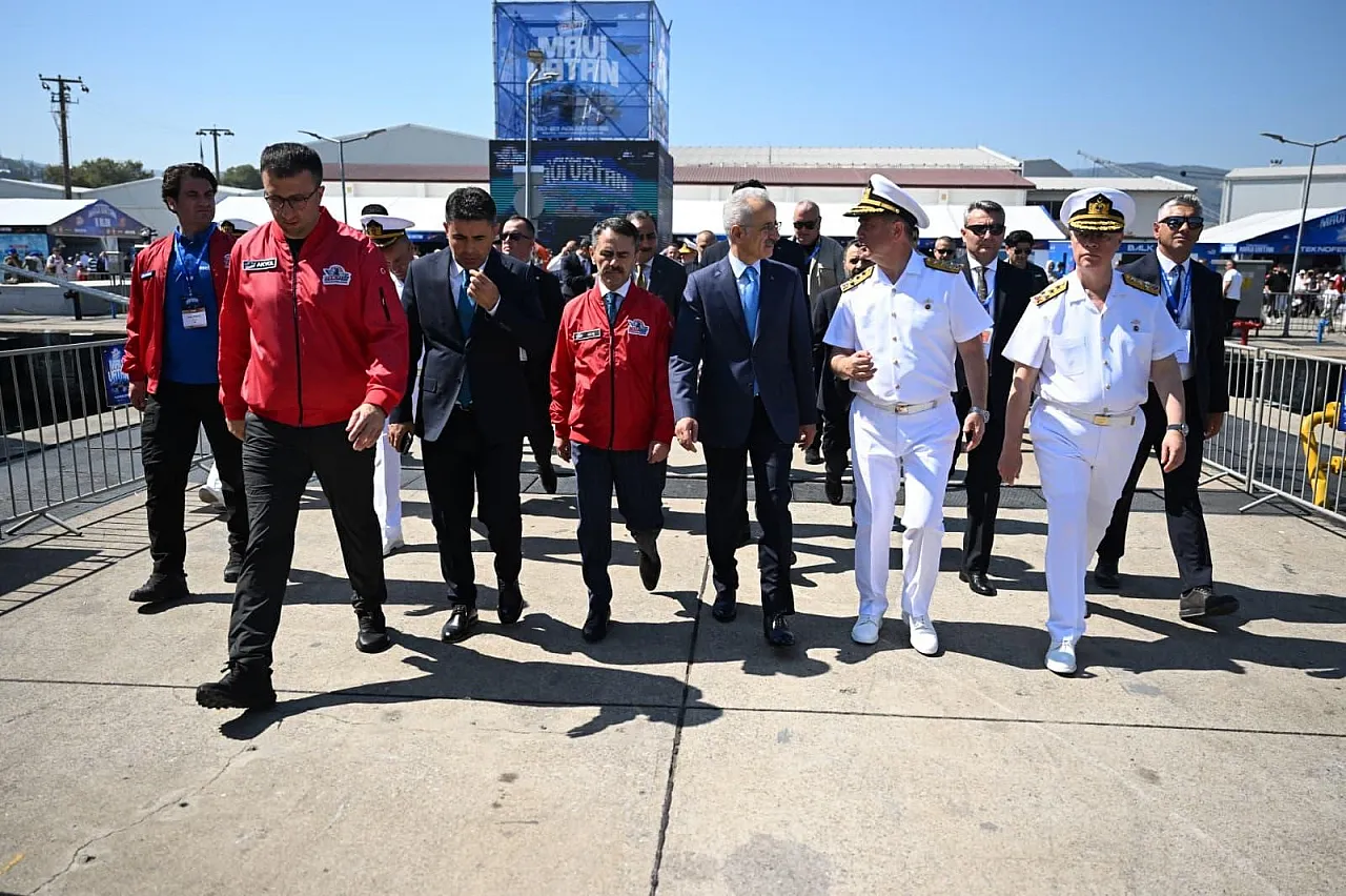 Uraloğlu, TEKNOFEST Mavi Vatan'da TCG Savarona'yı gezdi