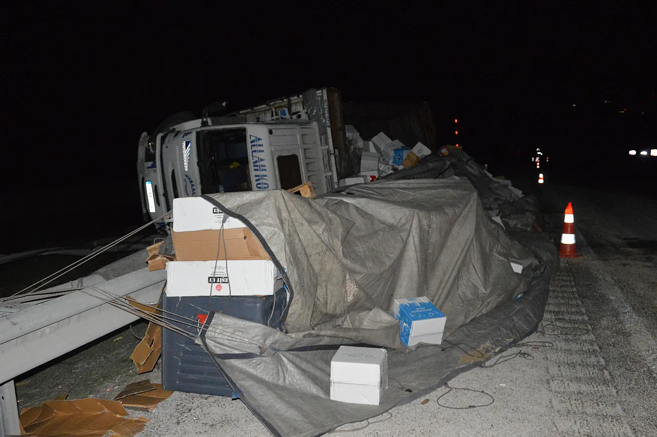 Havza'da tır ile kamyon çarpıştı, yol trafiğe kapandı