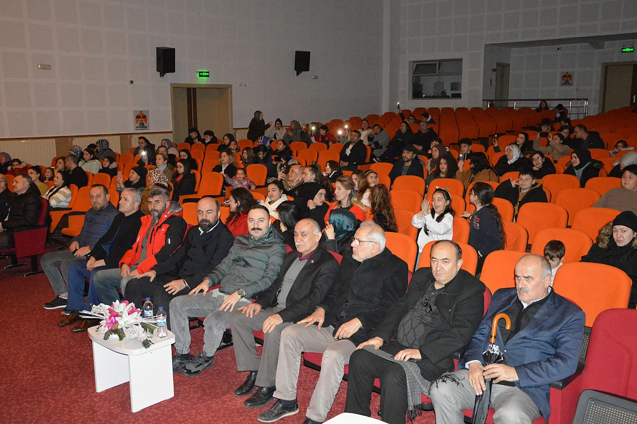 Havza'da duygulu şarkılar gecesi düzenlendi