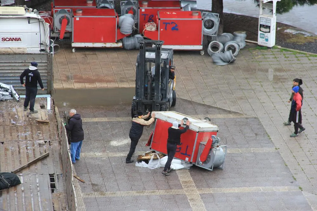 Cumhuriyet Meydanı'nda İş Kazası Paniği