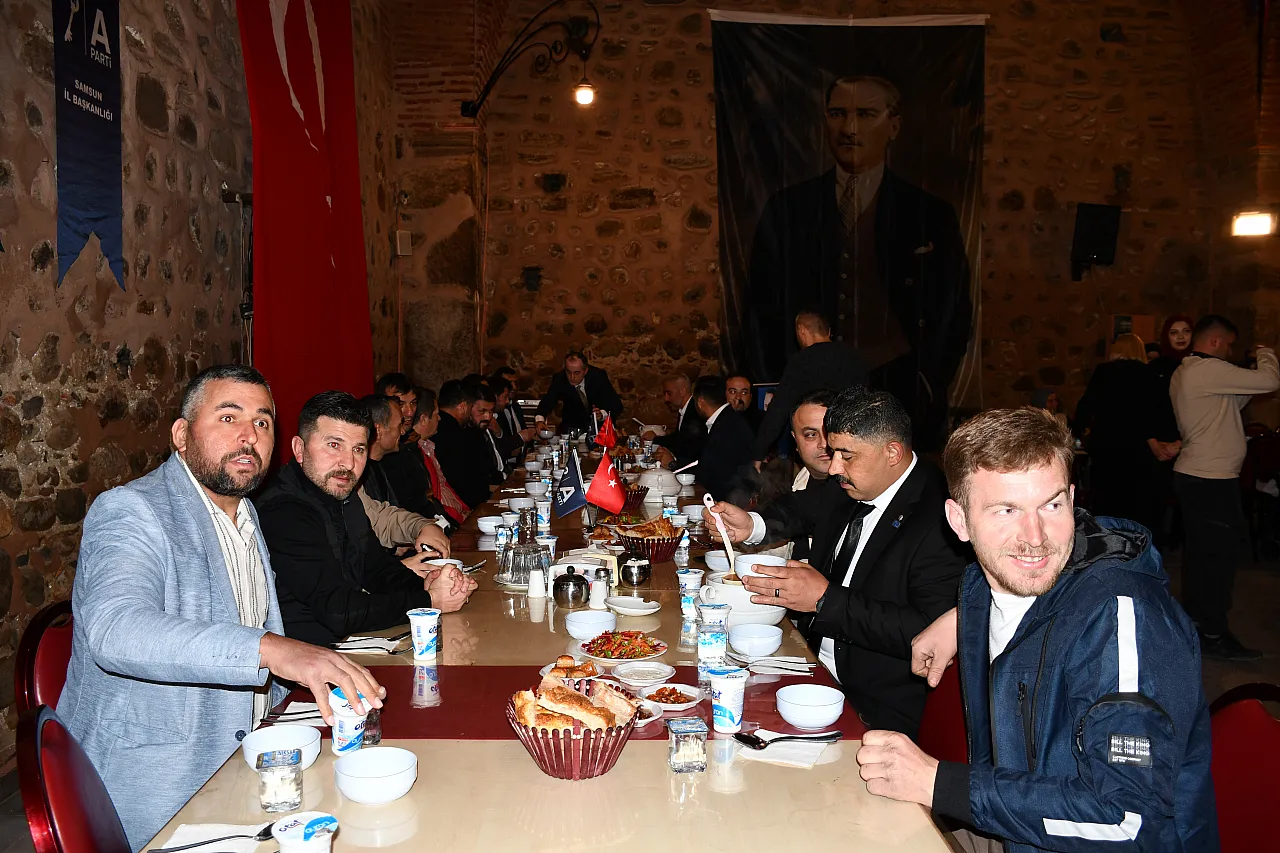 Anahtar Parti Vezirköprü teşkilatı iftarda buluştu