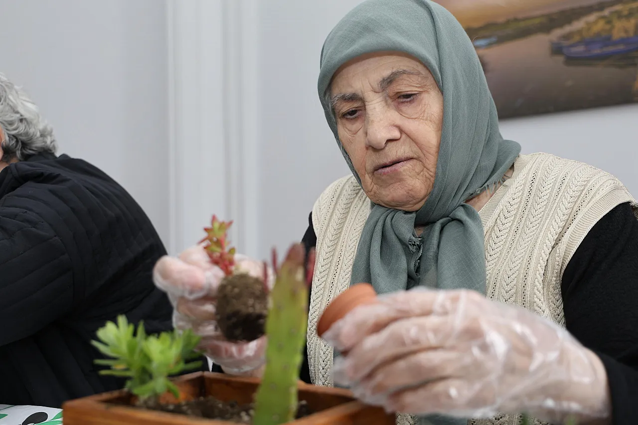 Atakum'da huzurevi sakinlerine minyatür bahçelerle moral