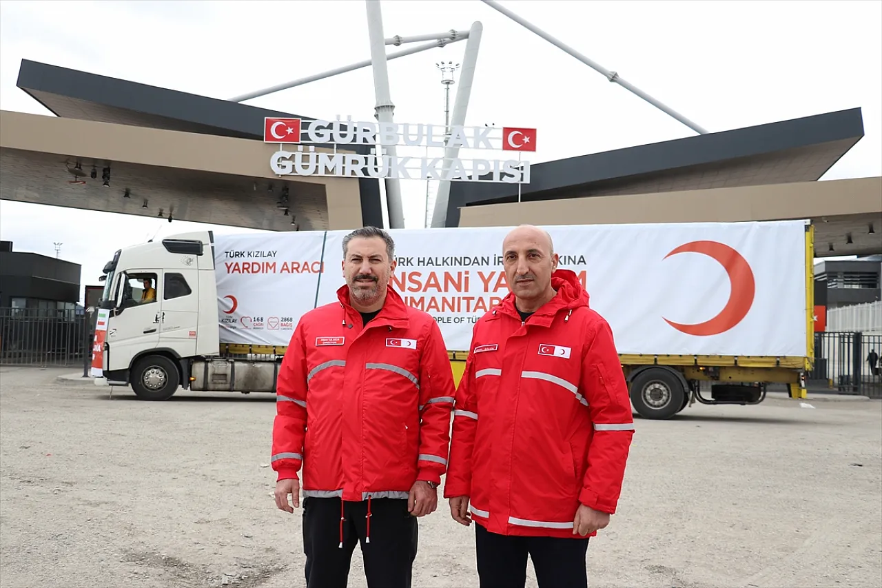 Türk Kızılayı'ndan İran'a 4 tır insani yardım