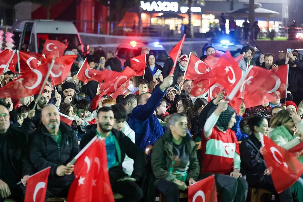 Canik'te dev ekranda milli coşku: Galibiyet köfte ekmekle kutlandı