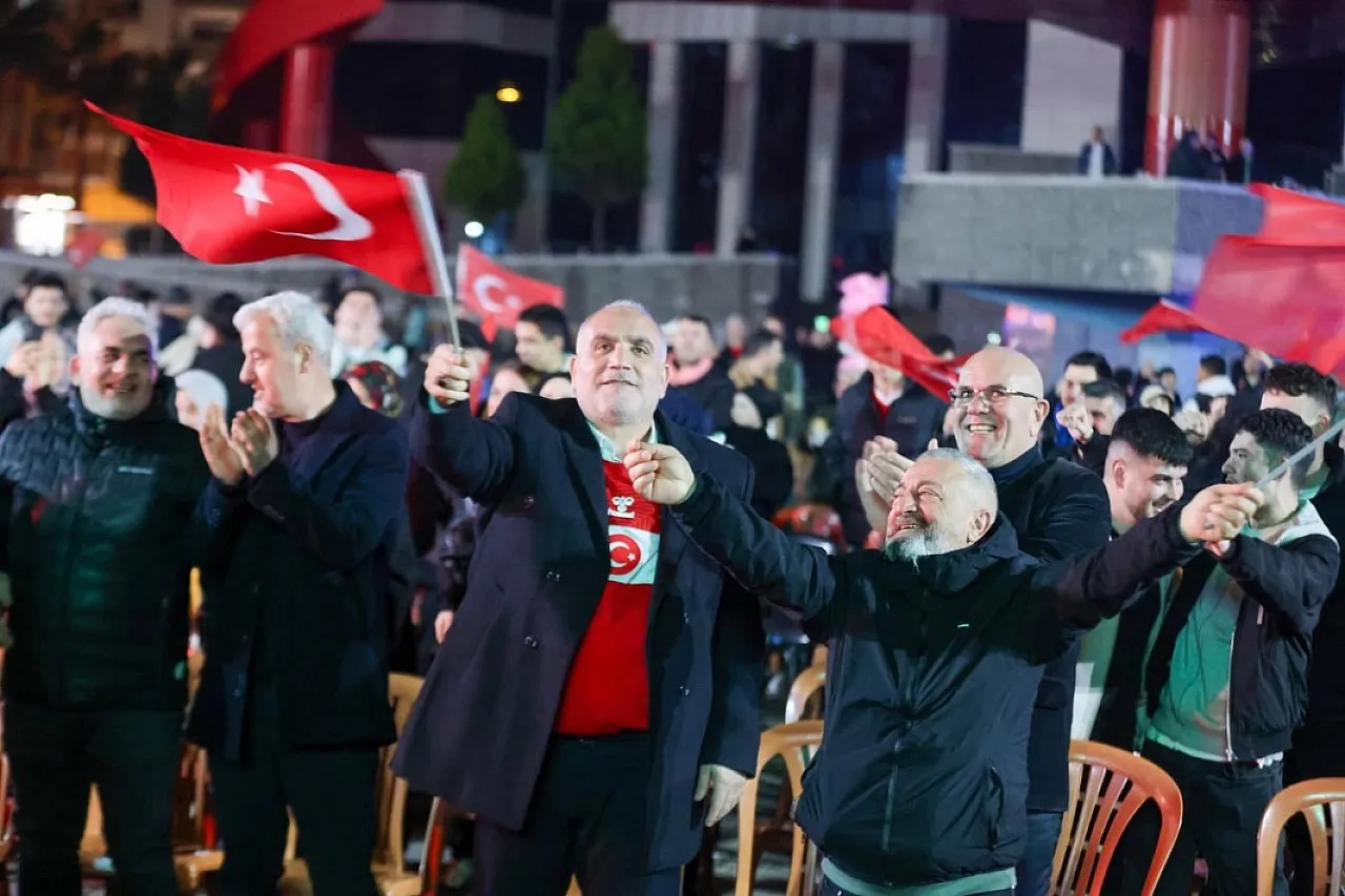 Canik'te dev ekranda milli coşku: Galibiyet köfte ekmekle kutlandı