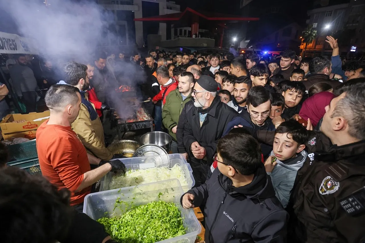 Canik'te dev ekranda milli coşku: Galibiyet köfte ekmekle kutlandı