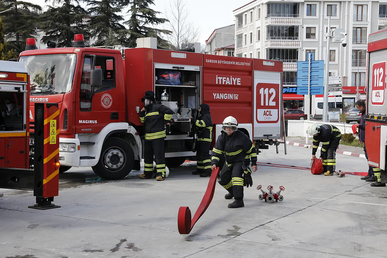 Kadın itfaiyeci adayları alevlerle mücadeleye hazırlanıyor