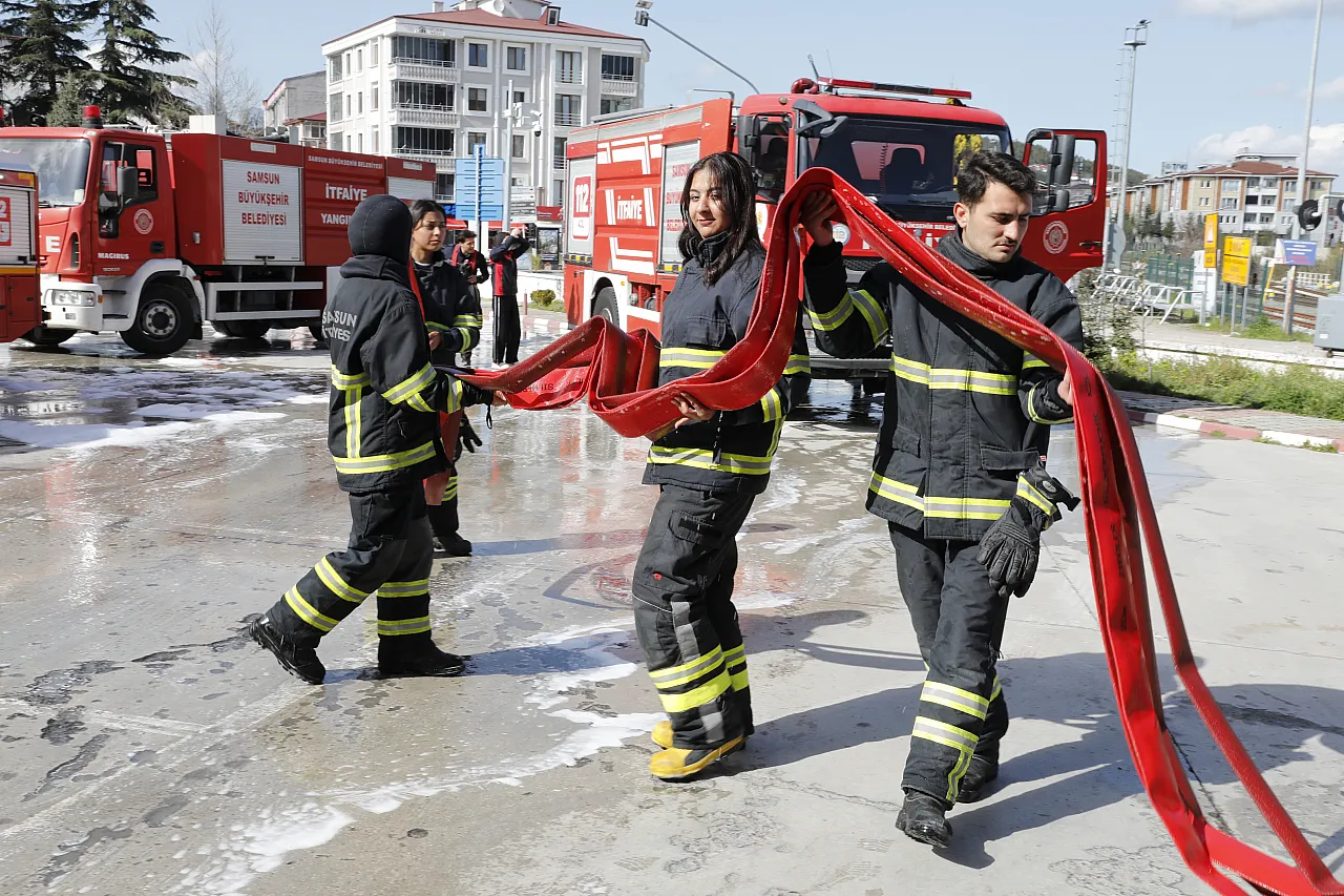 Kadın itfaiyeci adayları alevlerle mücadeleye hazırlanıyor